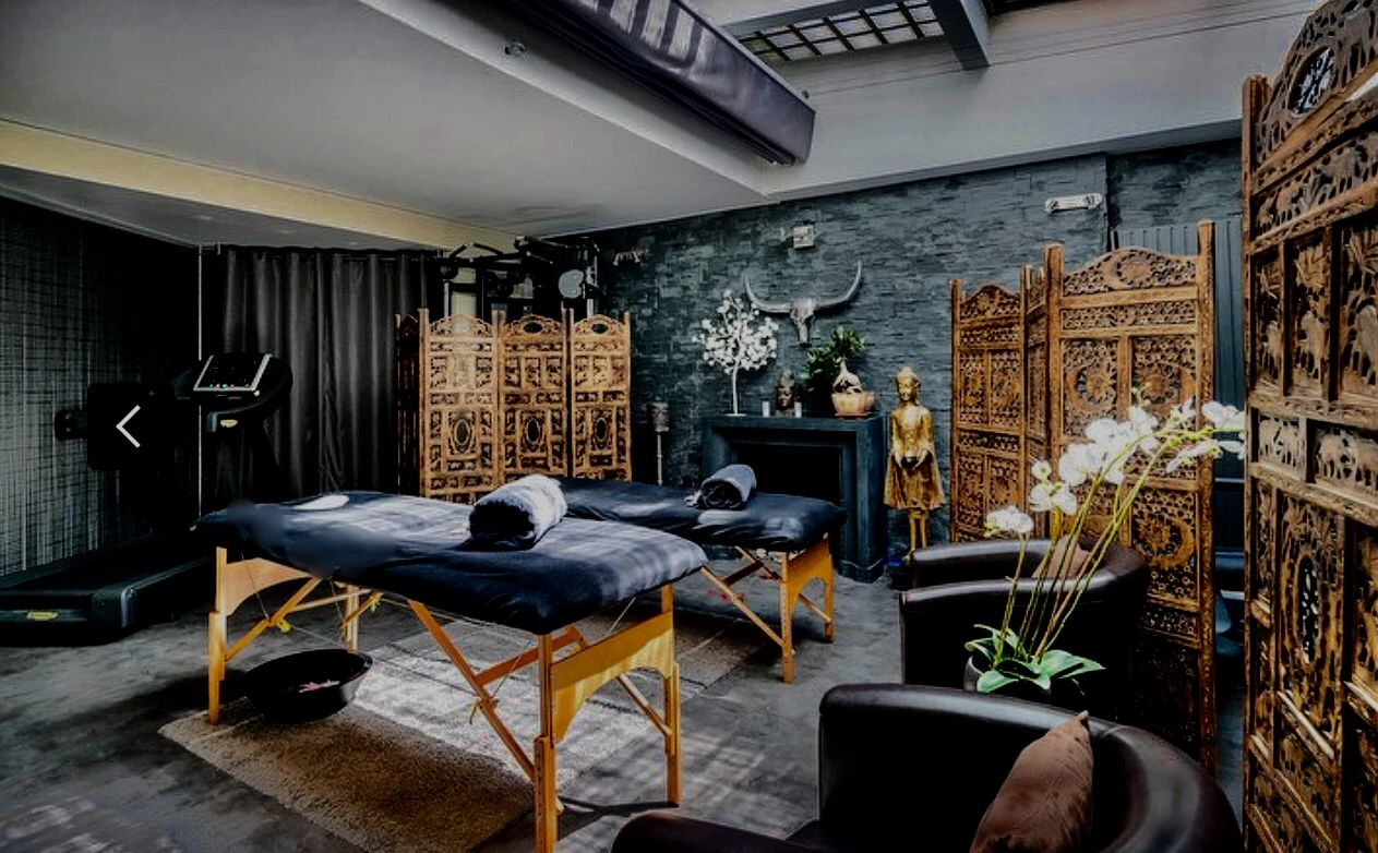 La cabine duo de Sensation Spa au crépuscule : deux tables, lumière basse, matières chaudes.