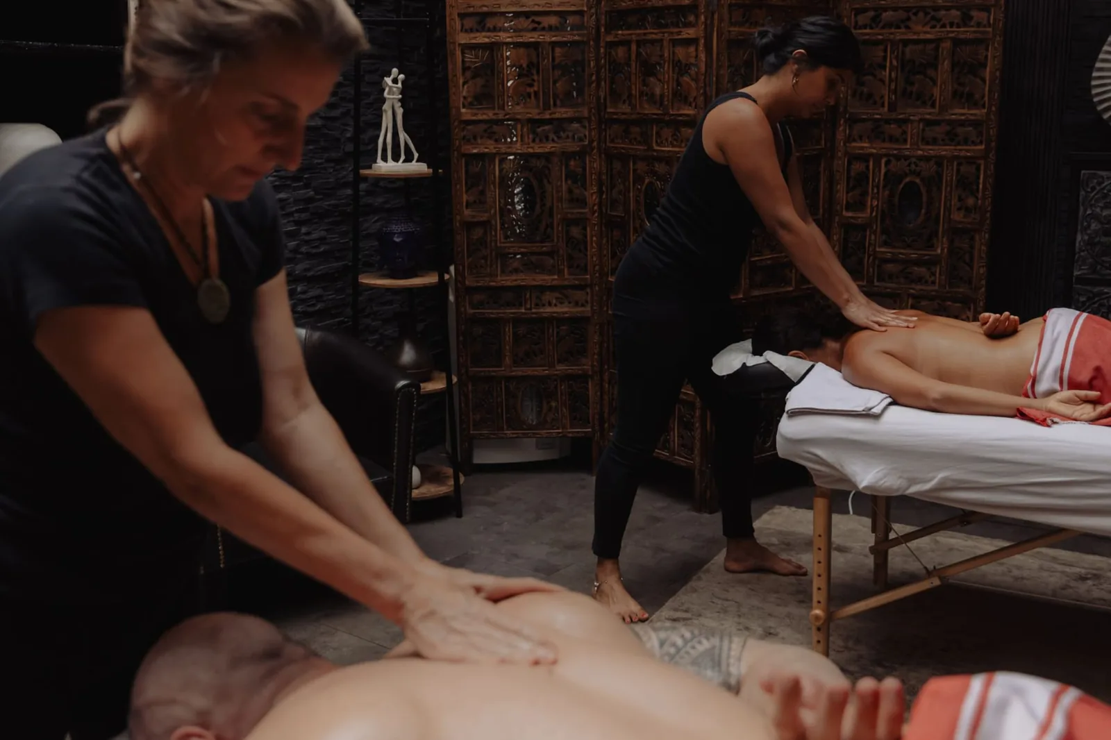 Two therapists massaging two clients at the same time in the double treatment room at Sensation Spa Paris