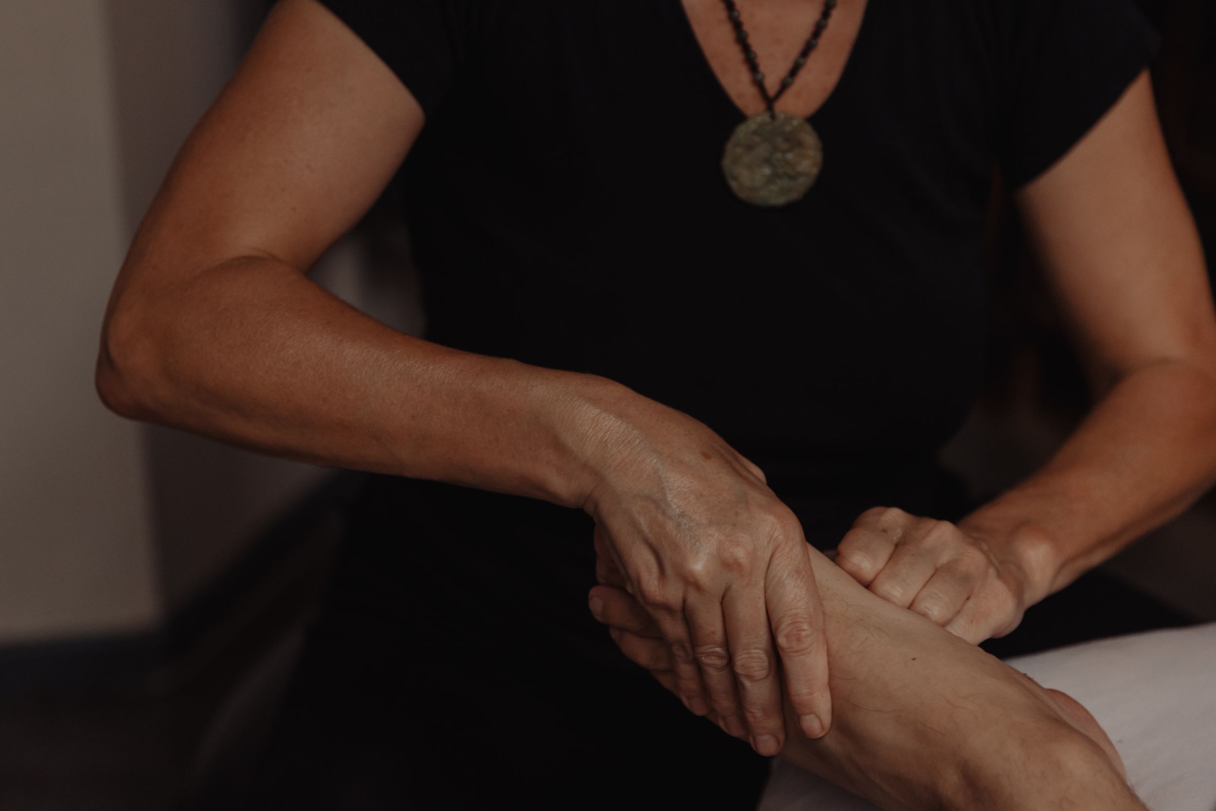 Massage de la main et de l'avant-bras lors du Rituel Jetlag à Sensation Spa Paris.
