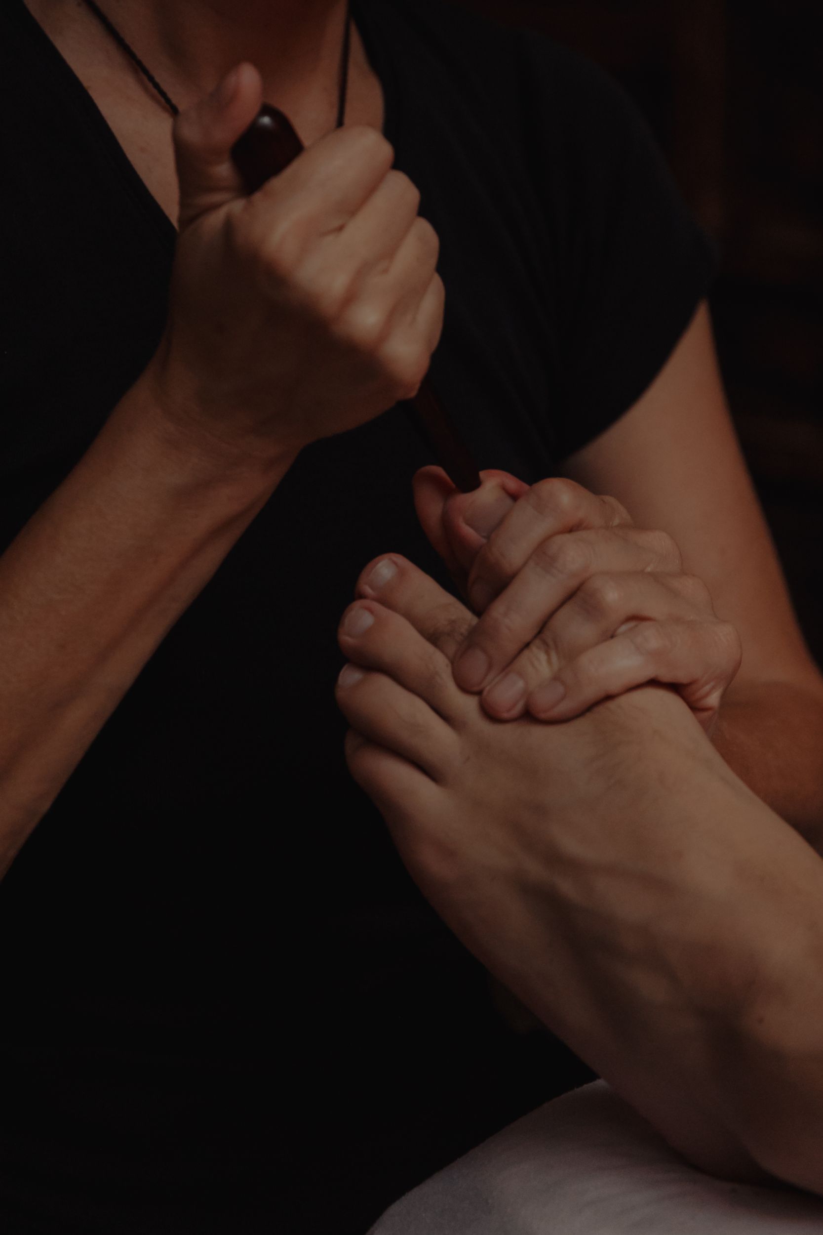 Massage des pieds au bâton de bois pendant le Rituel Jetlag.